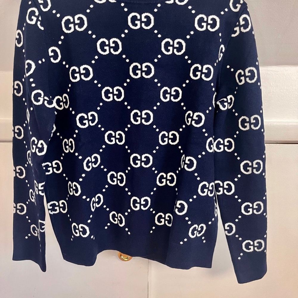 Like new , used 1 hour only, dry clean!